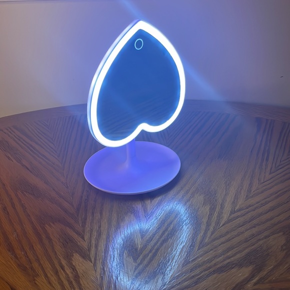 NIB Wireless LED Mirror Purple Heart Shaped Makeup Mirror w/ Touch Light & Tray - Picture 11 of 17